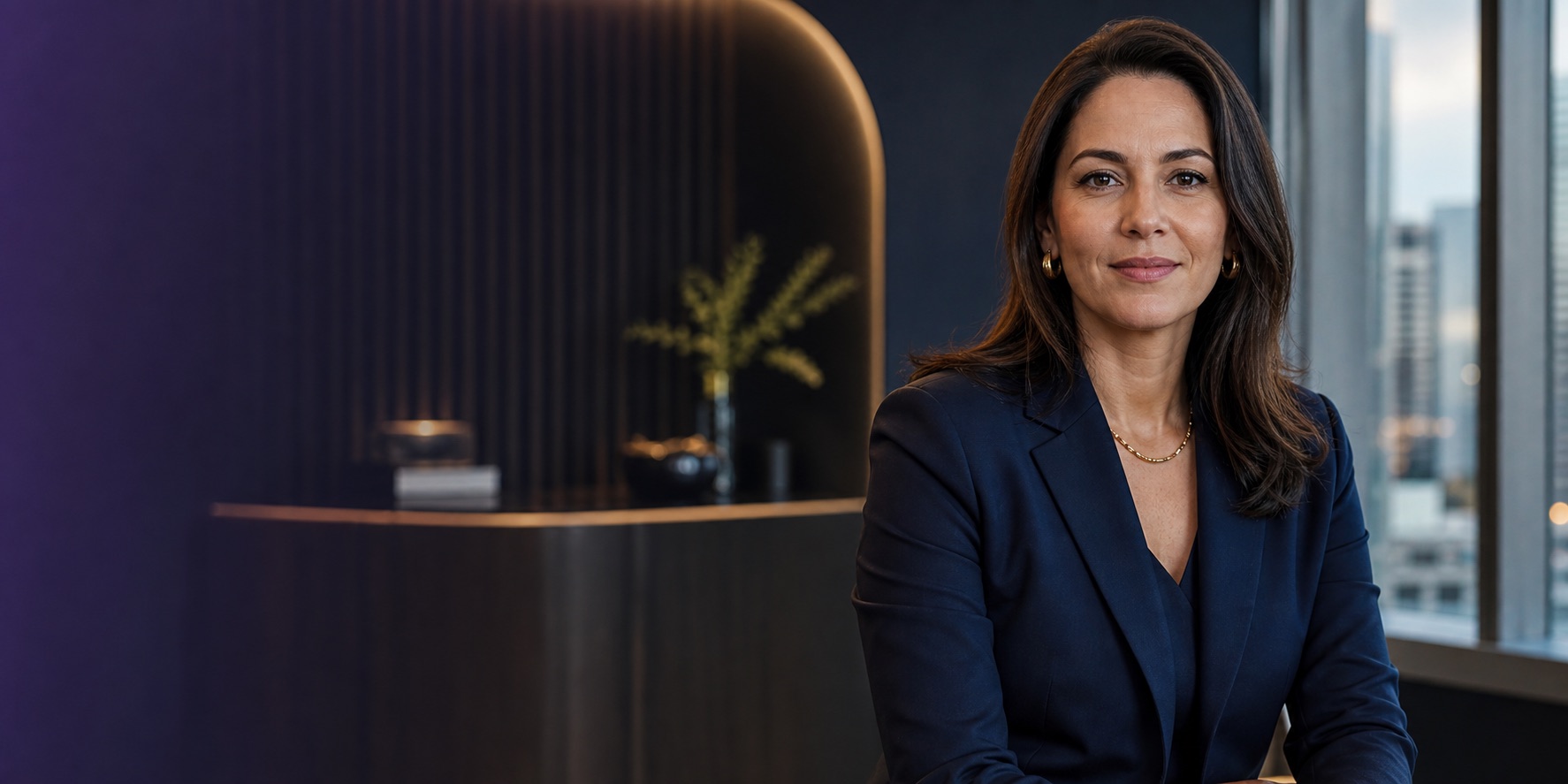 Consultora executiva em escritório corporativo contemporâneo